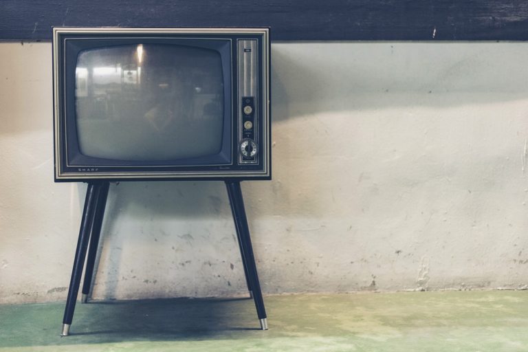 Wspólny relaks przed telewizorem, czy też niedzielne serialowe popołudnie, umila nam czas wolny oraz pozwala się zrelaksować.