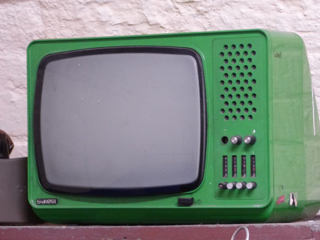W obecnych czasach bardzo co niemiara osób swój wolny czas spędza przed telewizorem.