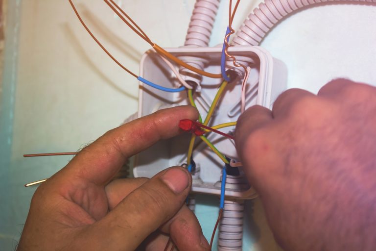 Elektryka w Domu: Innowacyjne Rozwiązania Zapewniające Zabezpieczenie, Oszczędność i Wygodę w Codziennym Życiu Mieszkańców Współczesnych Mieszkań.